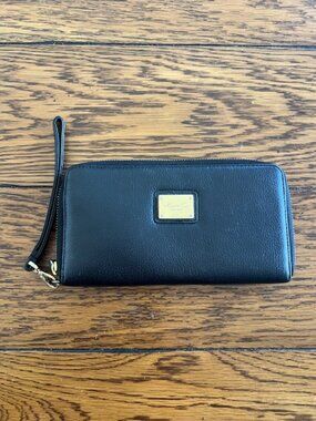 Kenneth Cole New York Zip around wristlet wallet, Black, Excellent Condition!